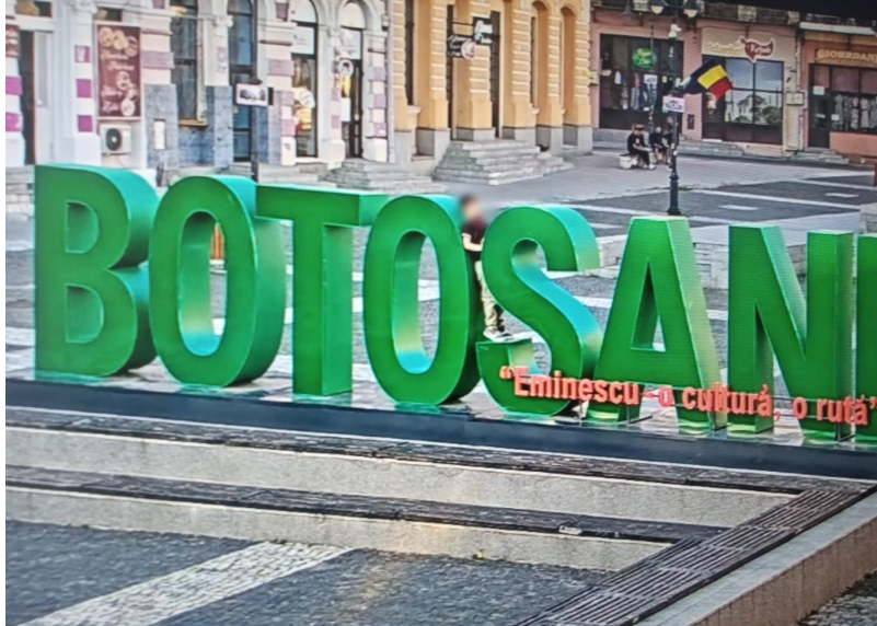 Copil coborât de polițiștii locali de pe literele volumetrice din Centrul Istoric