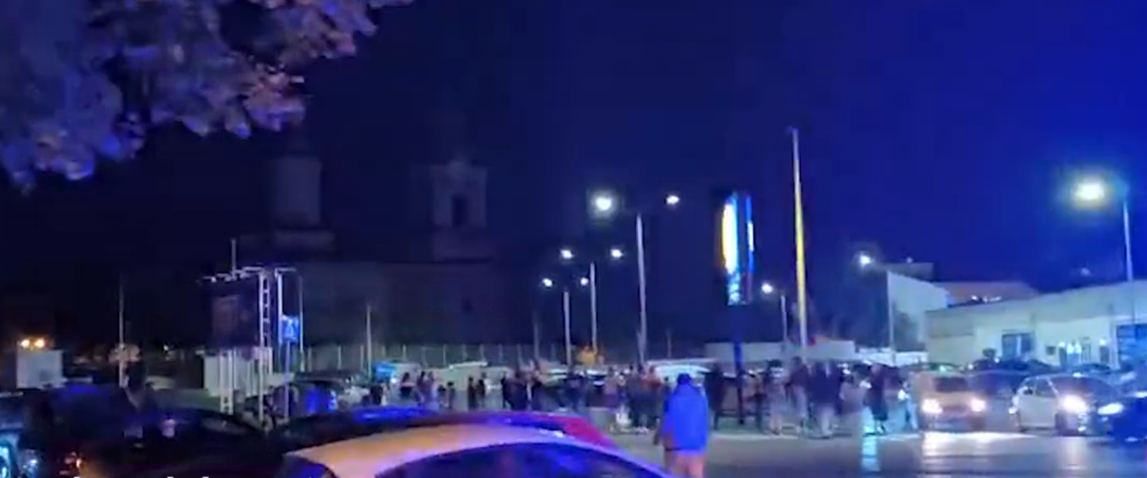 Cum au intervenit oamenii legii la scandalul din Centrul Istoric: Unii polițiști într-adevăr au intervenit, alții se ascundeau după mașini – VIDEO