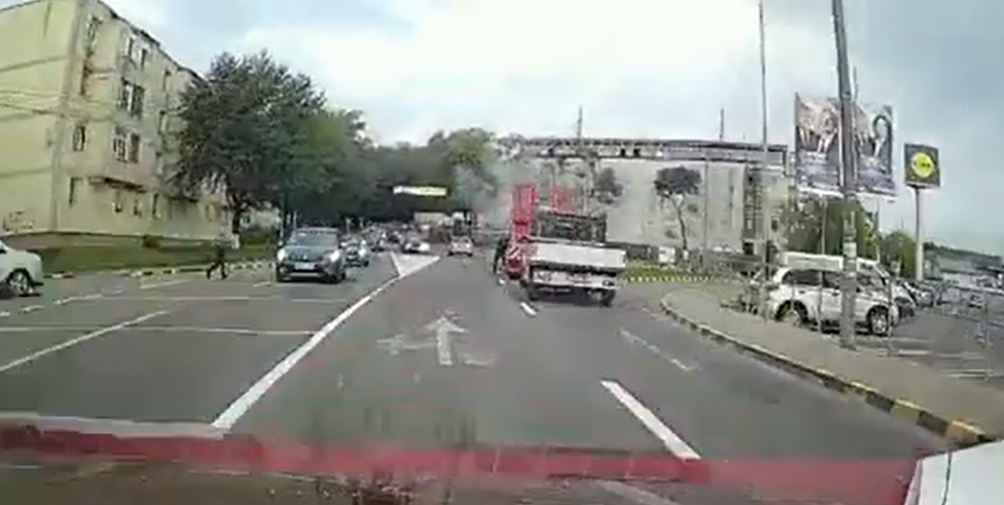 CLIPUL ZILEI: Mașina care a luat foc lângă sediul părăsit al pompierilor 