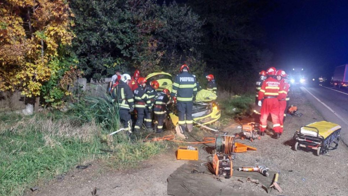 Un camion a făcut bucăți un autoturism la Neamț, o fată de 16 ani și un bărbat și-au pierdut viața