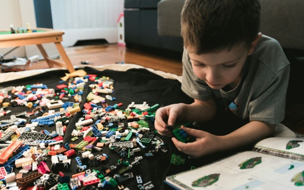 Activități zilnice care contribuie la dezvoltarea copiilor veseli și isteți