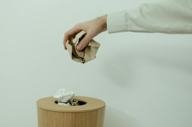 Top 5 criterii esențiale atunci când selectezi coșurile de gunoi pentru birou