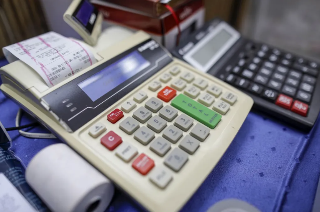 Comercianții nu mai sunt obligați să dea bon fiscal la tranzacțiile cu cardul, decât la cerere