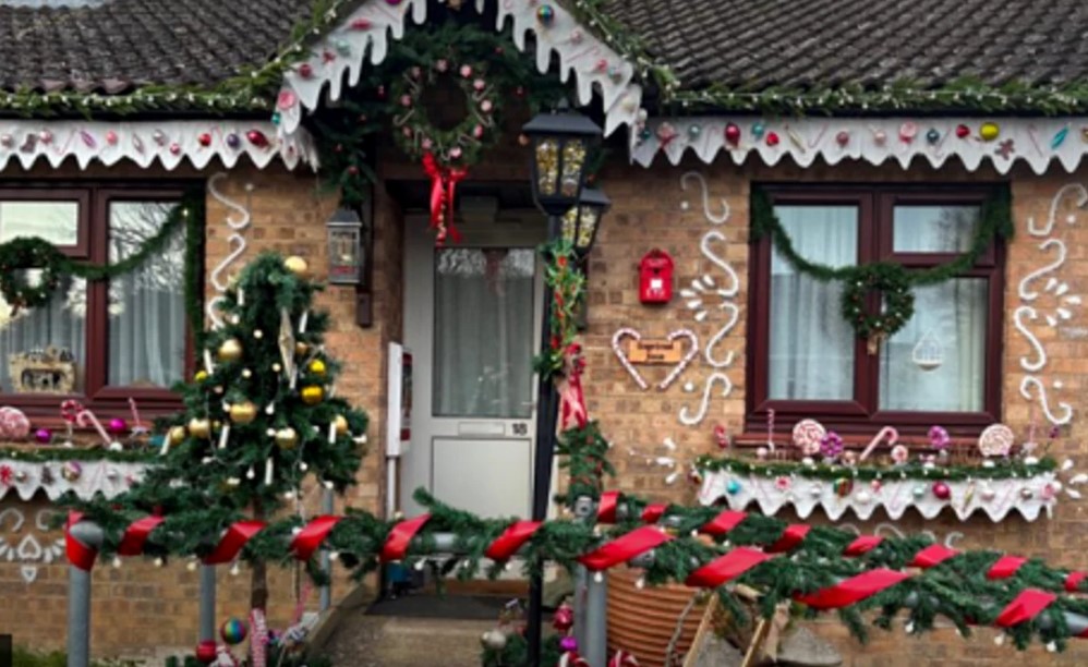 Casa de turtă dulce a unei femei din Botoșani, vedetă în topul celor mai frumoase locuințe de Crăciun din Anglia