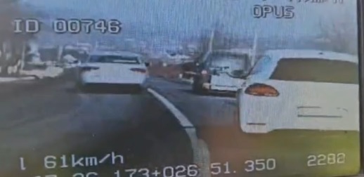 Poliția Botoșani a descoperit un drum pericol: Șoferii depășeau cu tupeu în fața autospecialei MAI – VIDEO