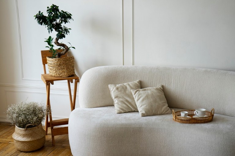 Cum să amenajezi canapeaua cu măsuță și restul livingului?