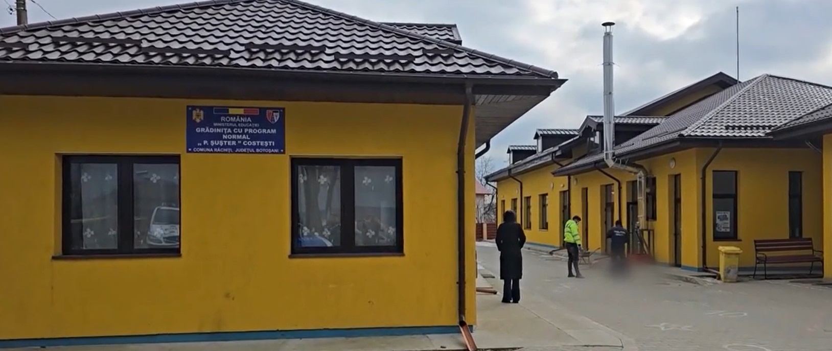   Moarte fulgerătoare la o școală din județ: Un bărbat s-a prăbușit fără suflare chiar în curtea instituției