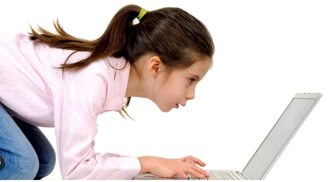 Copii cocoșați și cu degetele deformate din cauza telefonului, un medic botoșănean avertizează: Stau cocoșați - VIDEO  