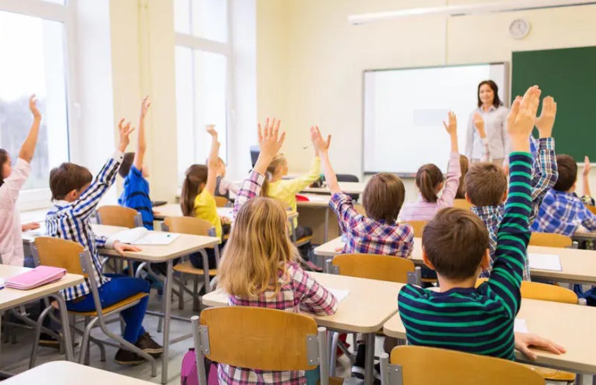 Când vor primi elevii bursele pe luna martie 2025: Anunțul ministerului