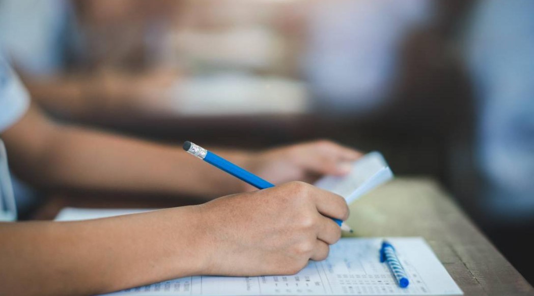 Manuale şcolare “fără logică şi haotice”, cum e definită o simplă operaţie de înmulţire pentru clasa a 6-a: Nici părinţii nu o înţeleg