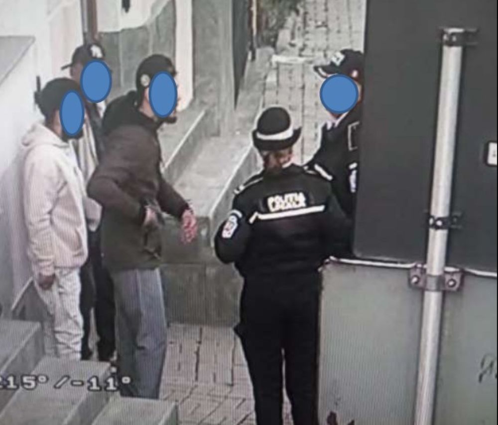 Trei botoșăneni au făcut spectacol cu muzica în Centrul Vechi