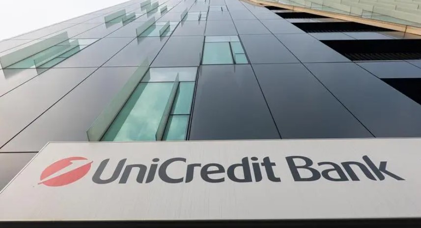 O bancă a dispărut de pe piață, clienții își primesc noile carduri 