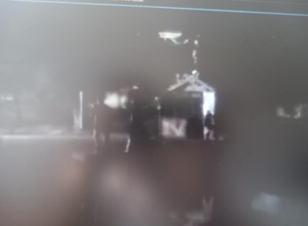 Un frigider din parc ținta unor tineri puși pe fapte mari în toiul nopții