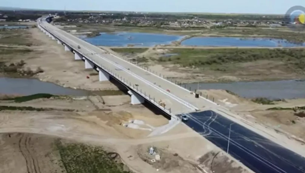 Pod impresionant construit de o companie românească pe Autostrada Moldovei, sute de muncitori mobilizați