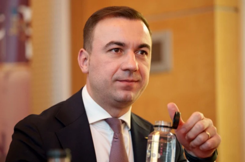 Cum au ajuns angajații bărbați ai unei companii de stat să ia „spor de femeie” -  Indemnizația directorului, amețitoare: 56.000 de lei pe lună