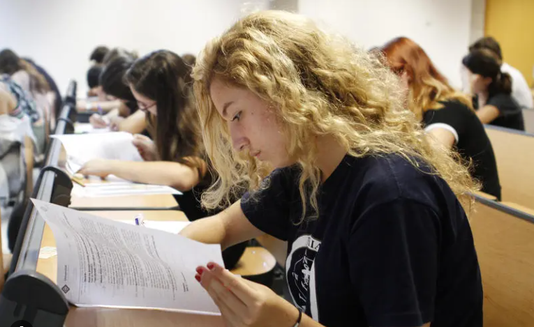 Peste 100 profesori de la Botoșani la examenul de definitivat, cea mai mică notă a fost 8