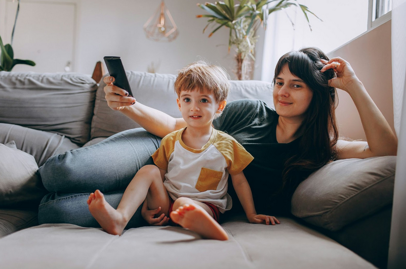 Revoluția digitală transformă lectura pentru copii: Poveștile interactive, noul trend