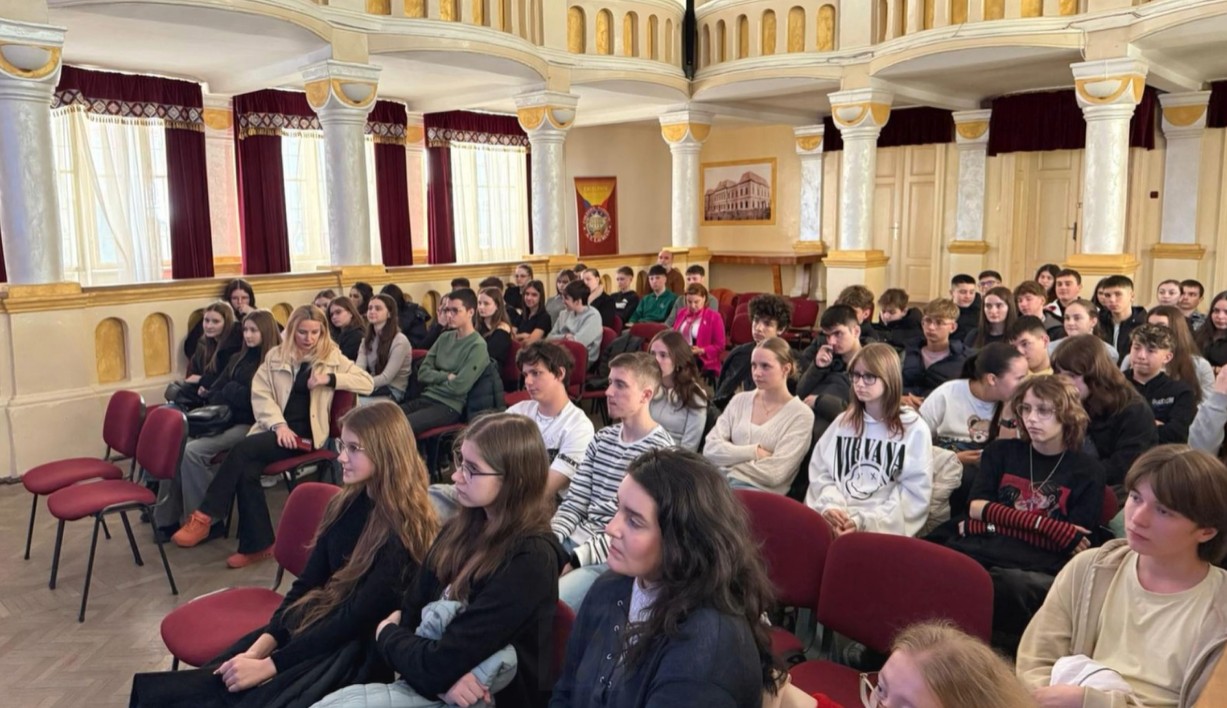 Prevenirea traficului de droguri începe din școală: Campania „Dă-ți jos masca!” lansată la Botoșani - VIDEO