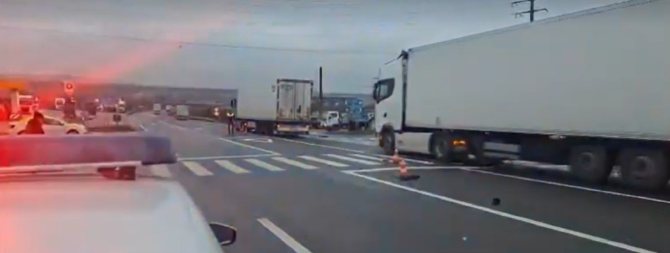 Accident teribil: Femeie târâtă peste un kilometru, după ce a fost lovită de o mașină și un TIR