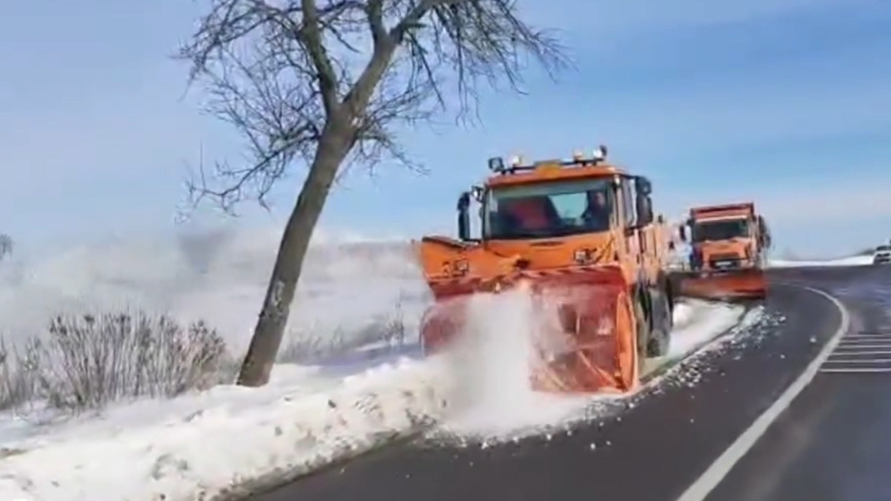 ASTĂZI: Drumarii au acționat pe două drumuri naționale cu trafic ridicat - VIDEO 