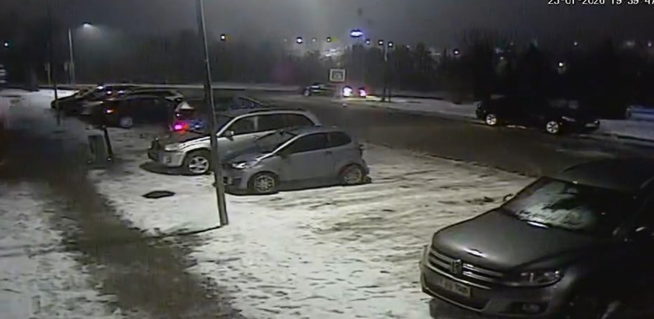 Accidente în serie la Cornișa: Un șofer a intrat cu mașina într-un stâlp apoi a fugit - VIDEO