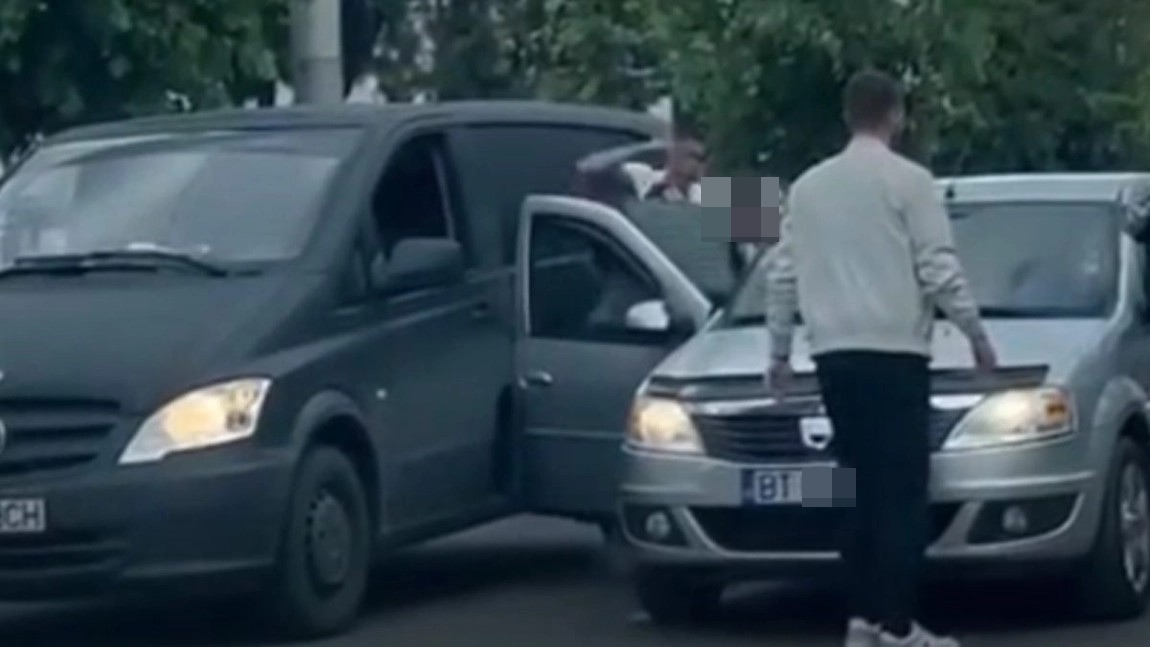 Bătaie în trafic cu pumnii și picioarele, botoșăneni căutați de Poliție  - VIDEO 