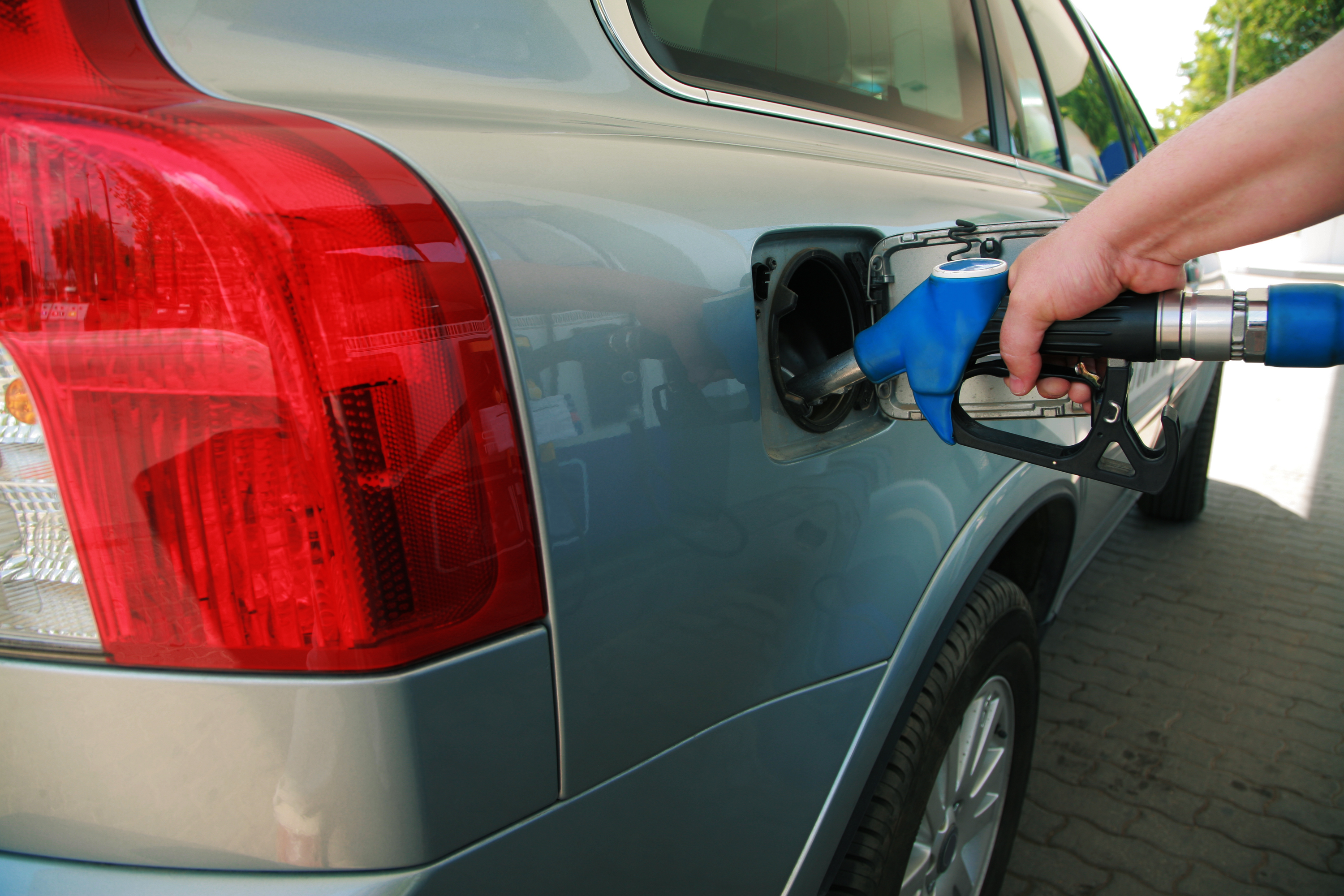Carburanții pot intra pe ieftinire în iulie, dar fereastra s-ar putea închide rapid
