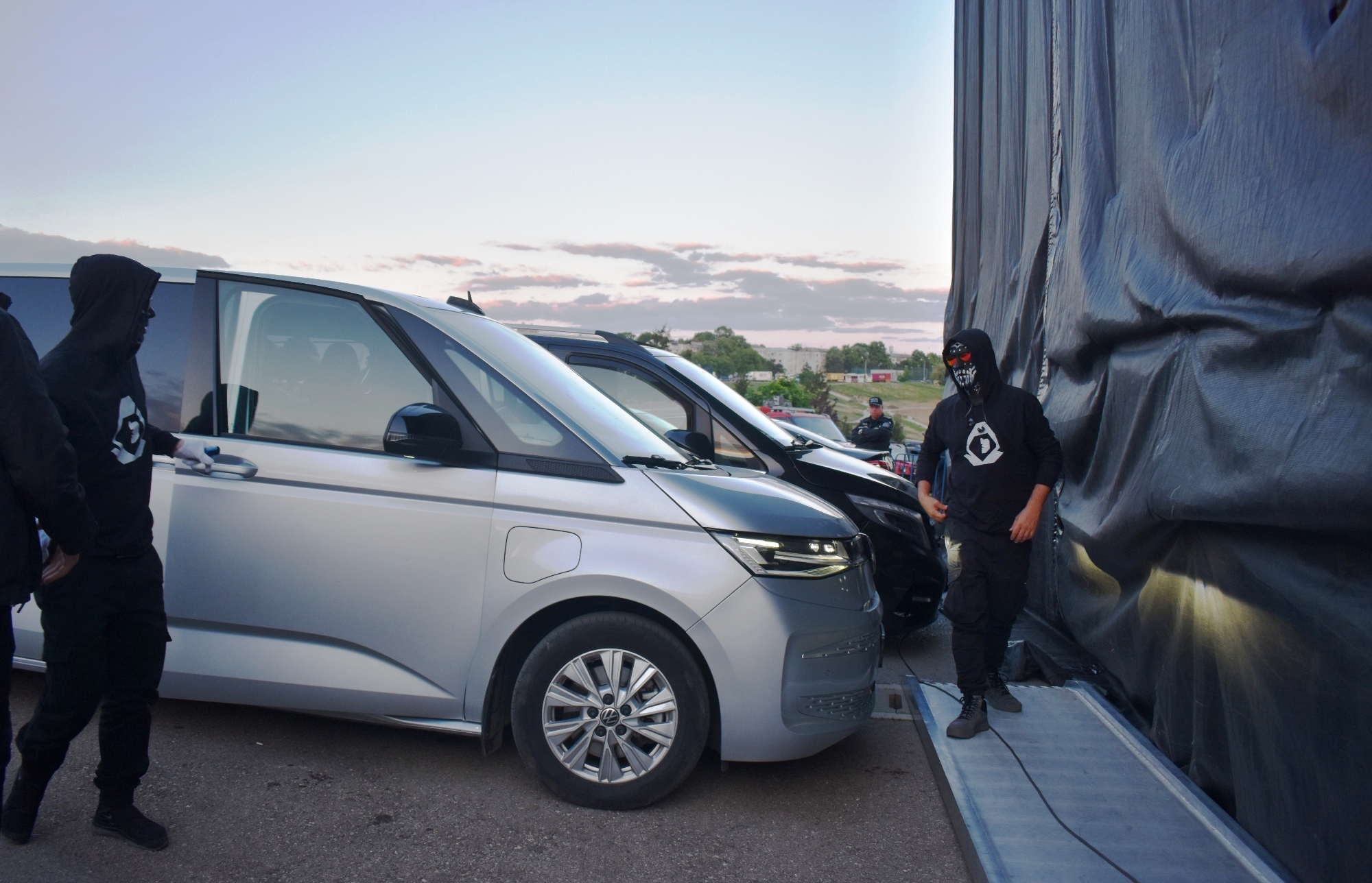 Ce au fost în stare să facă băieții de la Carla’s Dreams ca să nu fie deconspirați la Botoșani: Sunt unicul deștept cu ochelari de soare, seara – VIDEO 