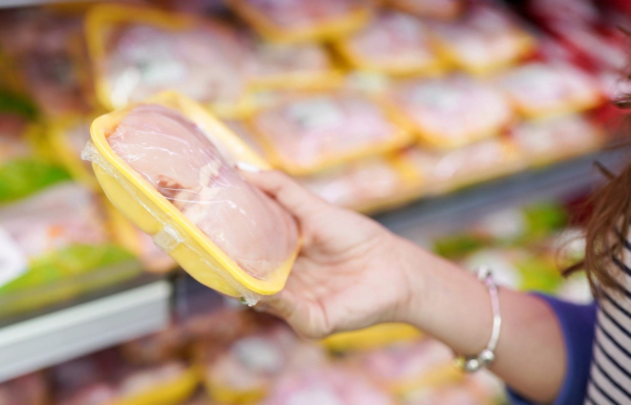 Descoperire șocantă în carnea din magazine: Pui vopsiți și salmonella