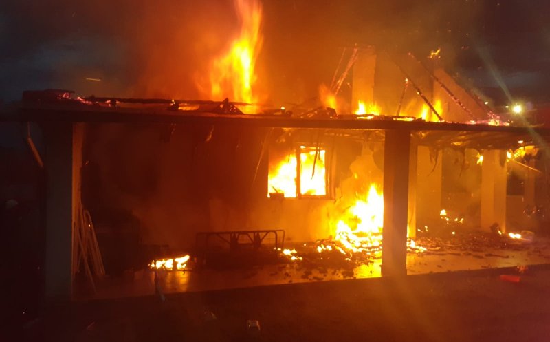 Femeie carbonizată găsită de pompieri, tavanul casei a căzut peste ea, doi copii căutați de salvatori