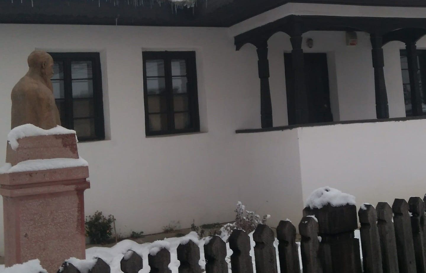 Vot la Județ: Curtea Casei Memoriale „Nicolae Iorga” se transformă - Foișor, lumini, bust reabilitat și multe altele