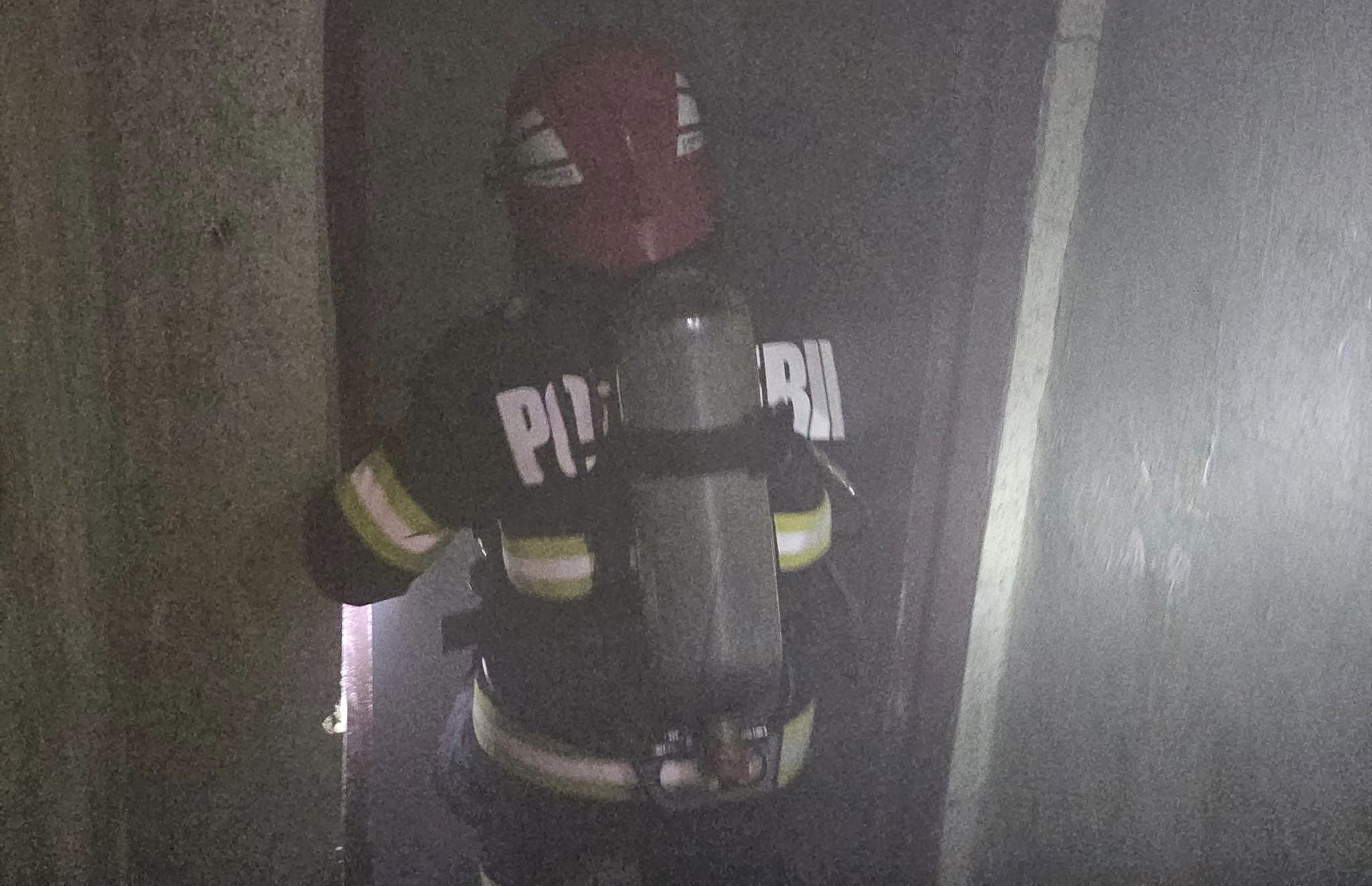 Casă cuprinsă de flăcări, vecinii au chemat pompierii 