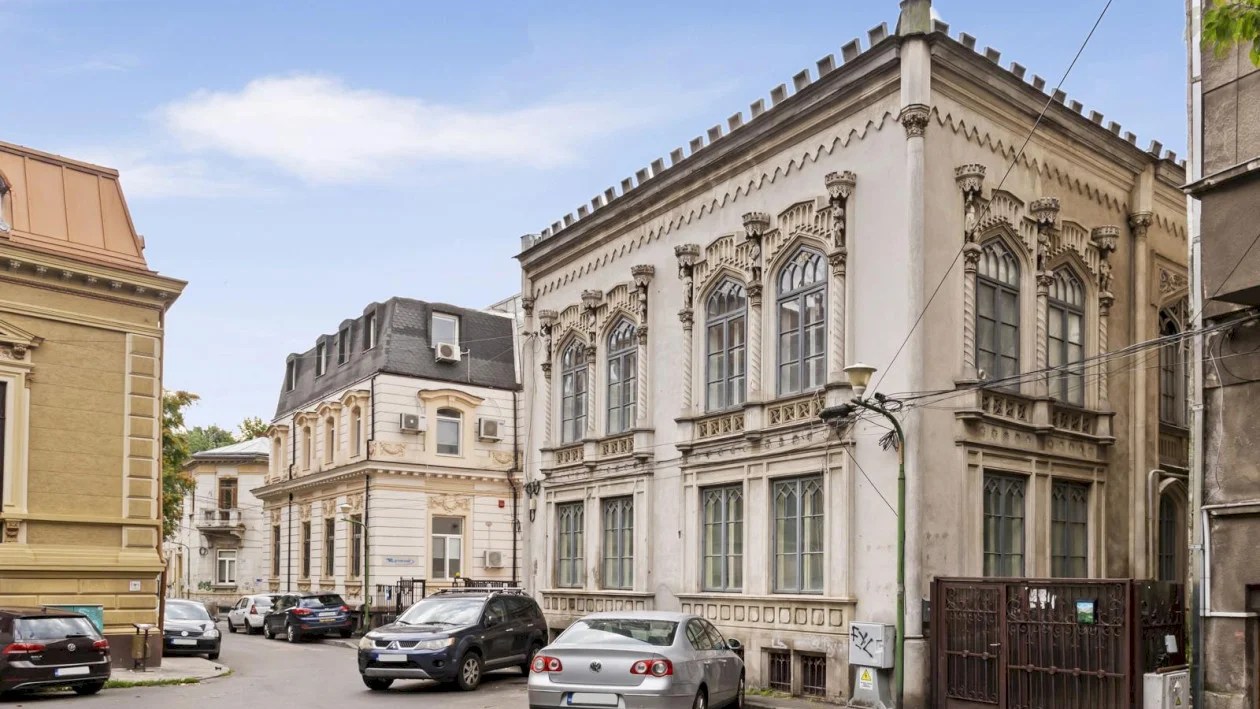 Casa Lipizer din București, o clădire desprinsă parcă din "Urzeala Tronurilor"