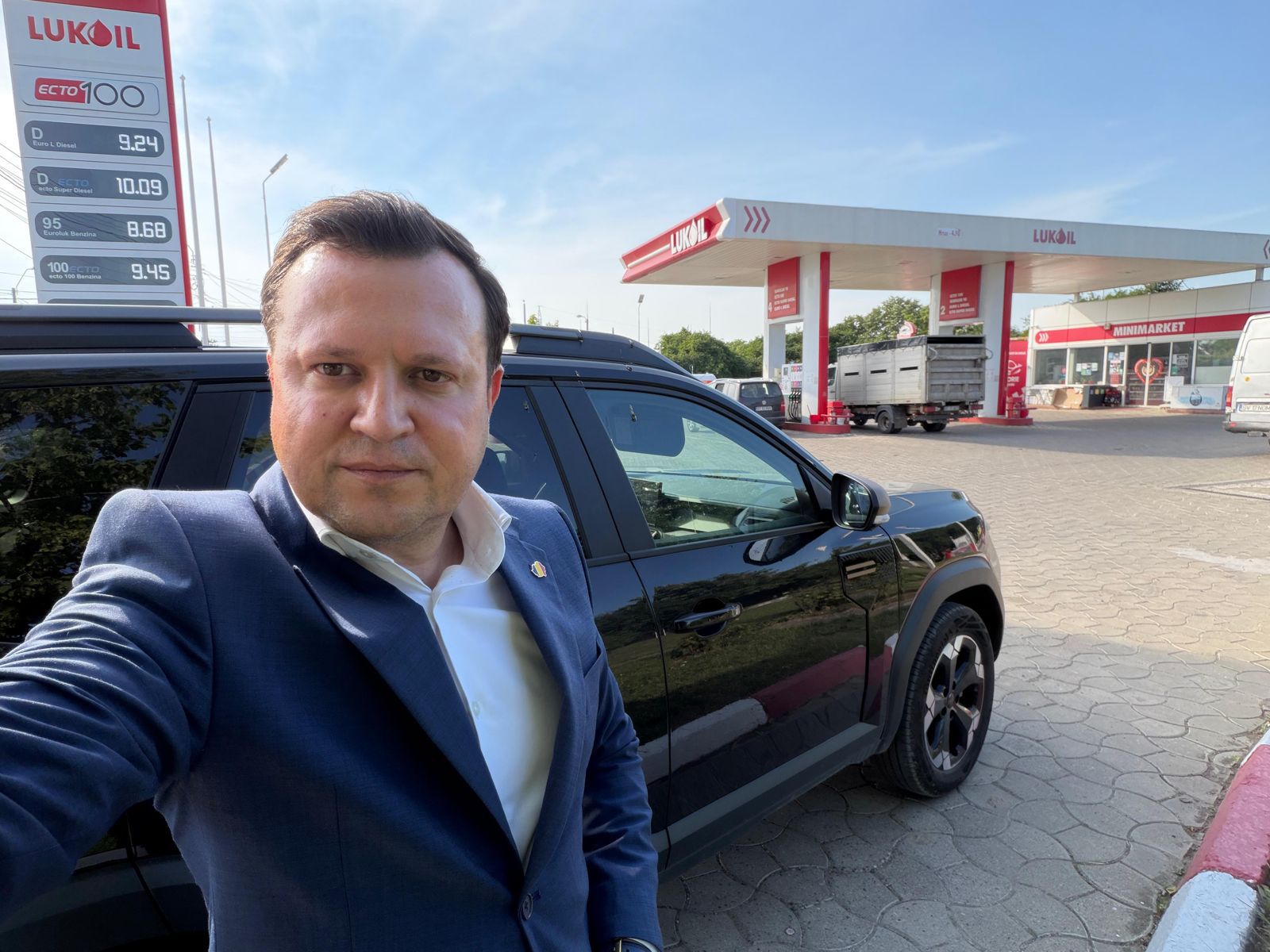 Catalin SIlegeanu la benzinarie.