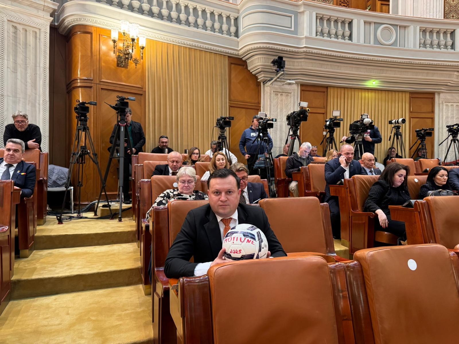 Cătălin Silegeanu: Respingerea moțiunii de cenzură împotriva Guvernului echivalează cu acceptarea „falimentării României”