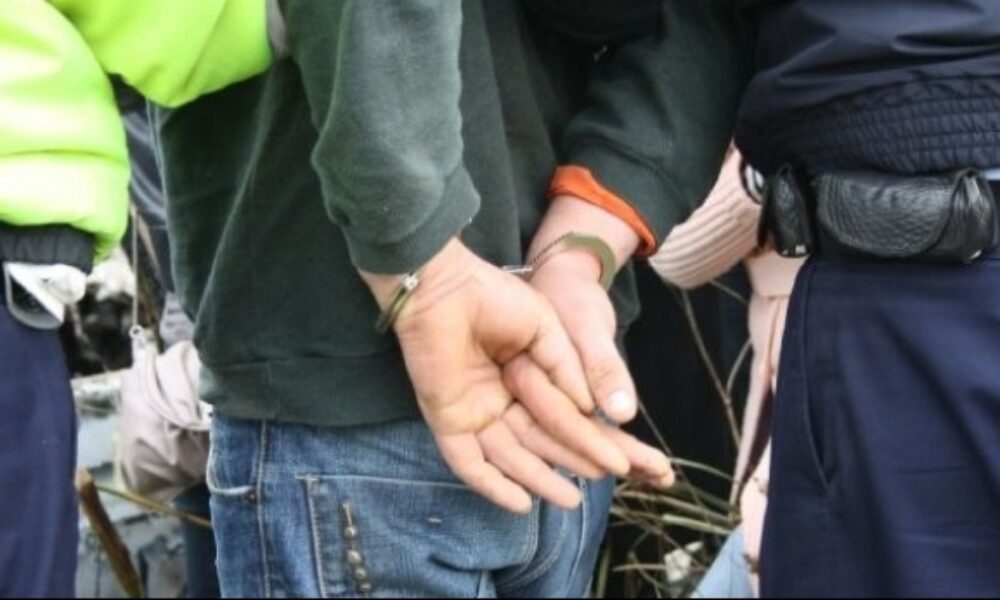 Un botoșănean a dat foc la casa în care locuiau soția și copiii săi: A fost reținut de polițiști