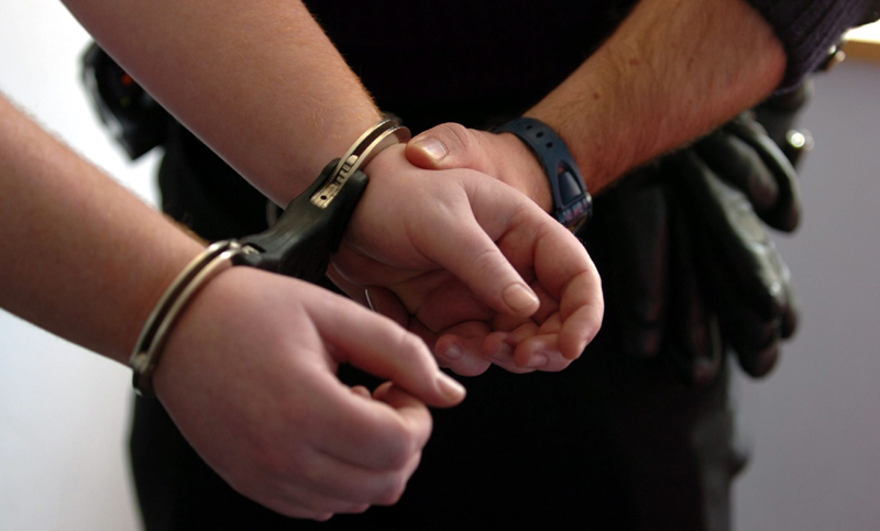 Bărbatul care s-a dus peste soție la muncă a fost arestat