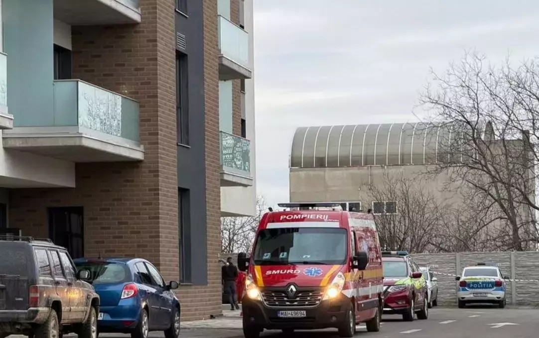 Adolescent găsit mort în fața unui bloc, ar fi căzut de la etaj 