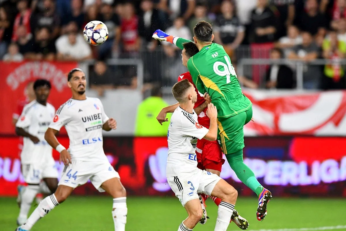 Coșmar pentru portarul FC-ului: Aruncau din spate cu brichete, pahare, tot ce prindeau