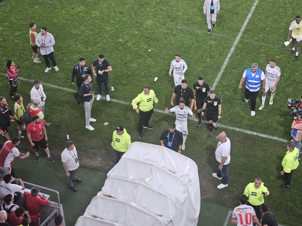 Ultrașii “câinilor roșii” au aruncat cu sticle, pahare și ce au mai putut în jucătorii de la FC Botoșani