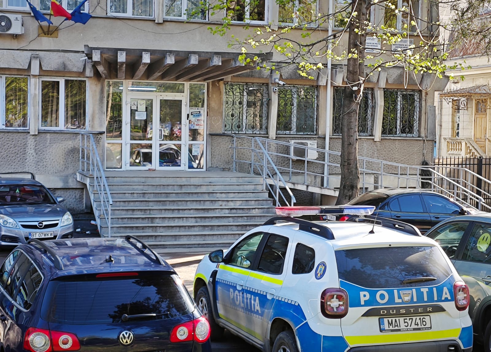 Șofer în arest după ce s-a urcat la volan direct din crâșmă, a avariat patru mașini și a fugit