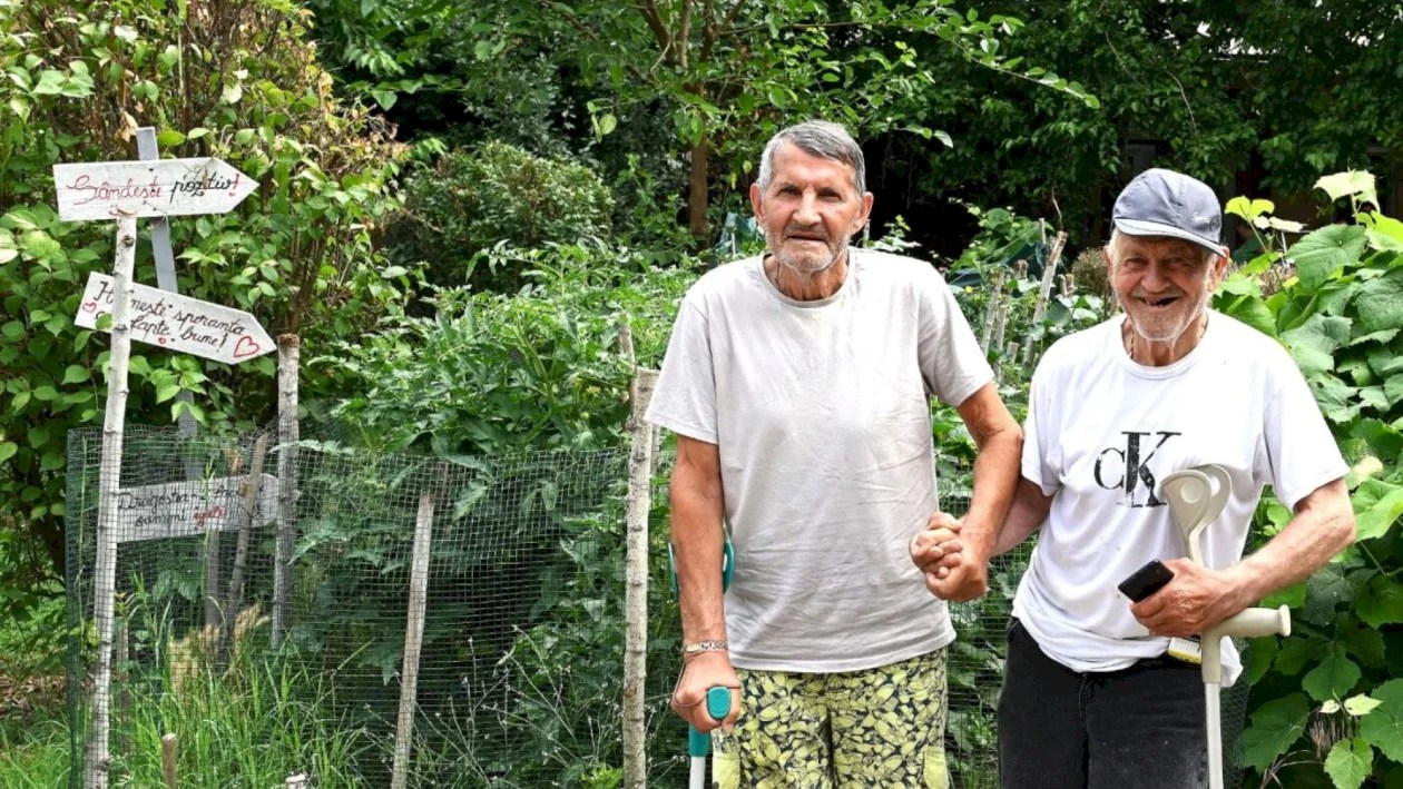 Doi domni gospodari și-au făcut propriile grădini la Centrul pentru Persoane Vârstnice Odăi