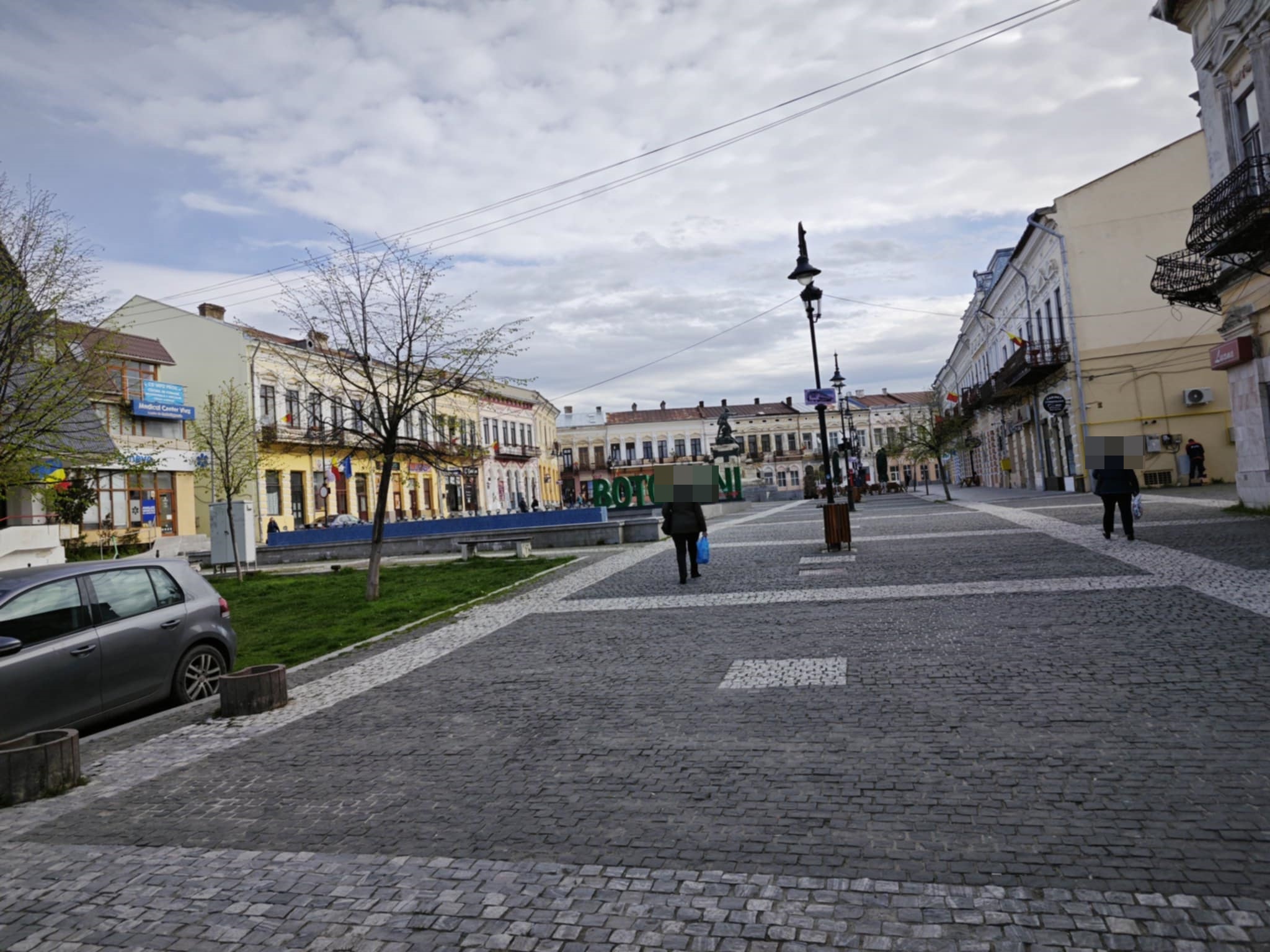 Copii surprinși în timp ce se cățărau pe literele volumetrice din Centrul Istoric: Polițiștii, avertisment către părinți 