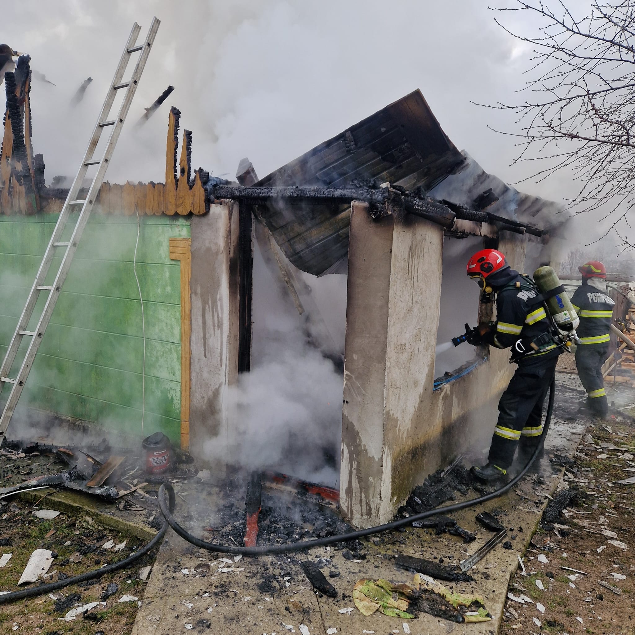 Incendiu într-o localitate din Botoșani: Un bărbat a încercat să aprindă focul cu benzină