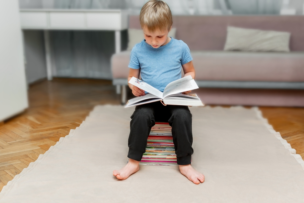 Părinții își plătesc copiii să citească: Beneficiu sau capcană?