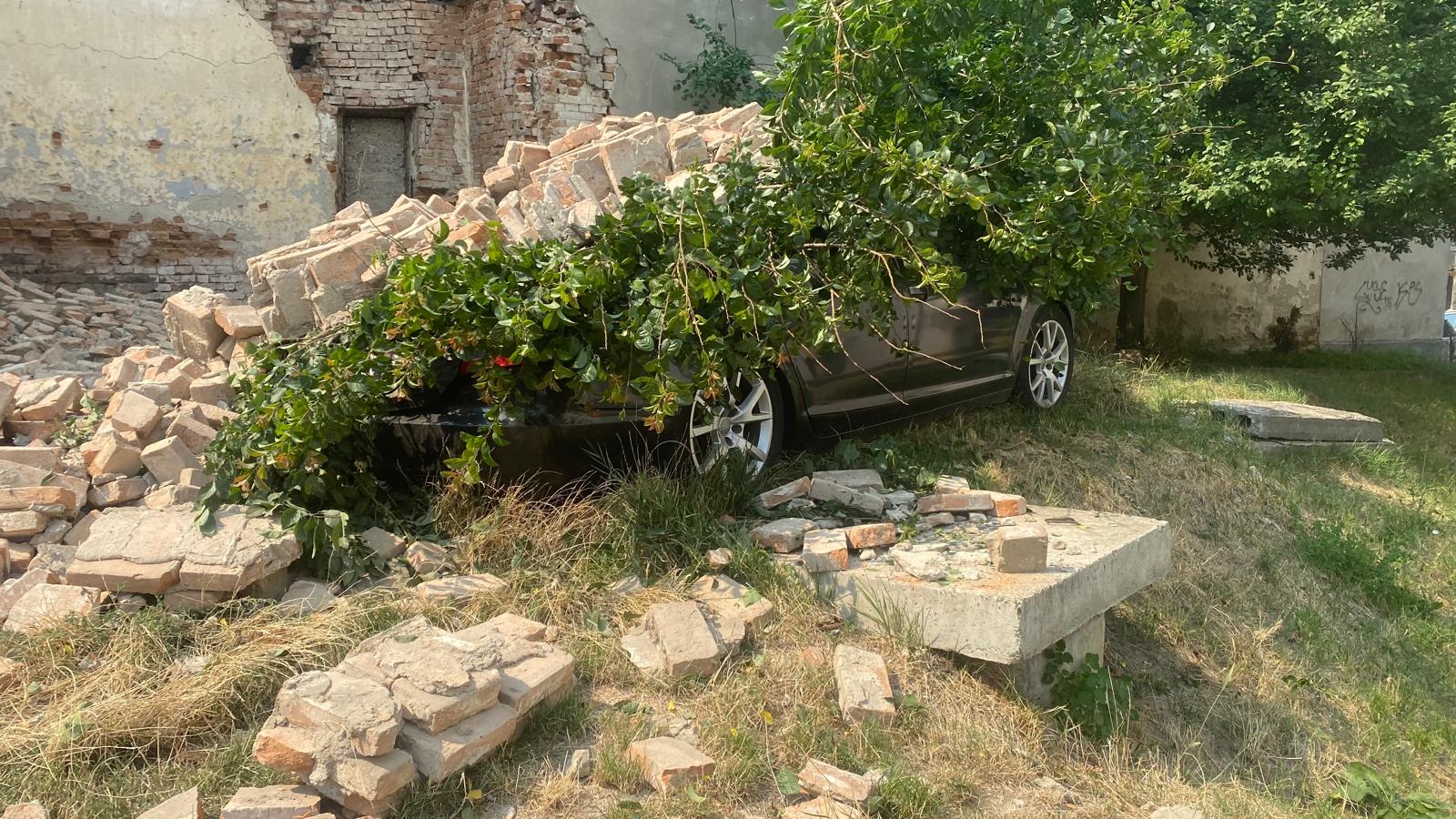 ULTIMĂ ORĂ: Clădire prăbușită peste o mașină într-un cartier din oraș