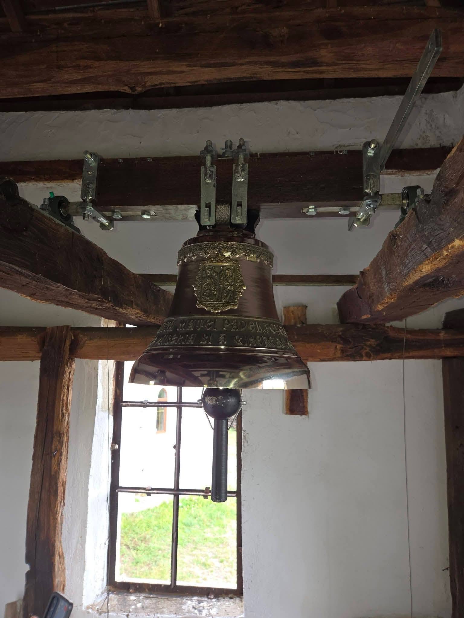 clopote noi de rugaciune la o biserica