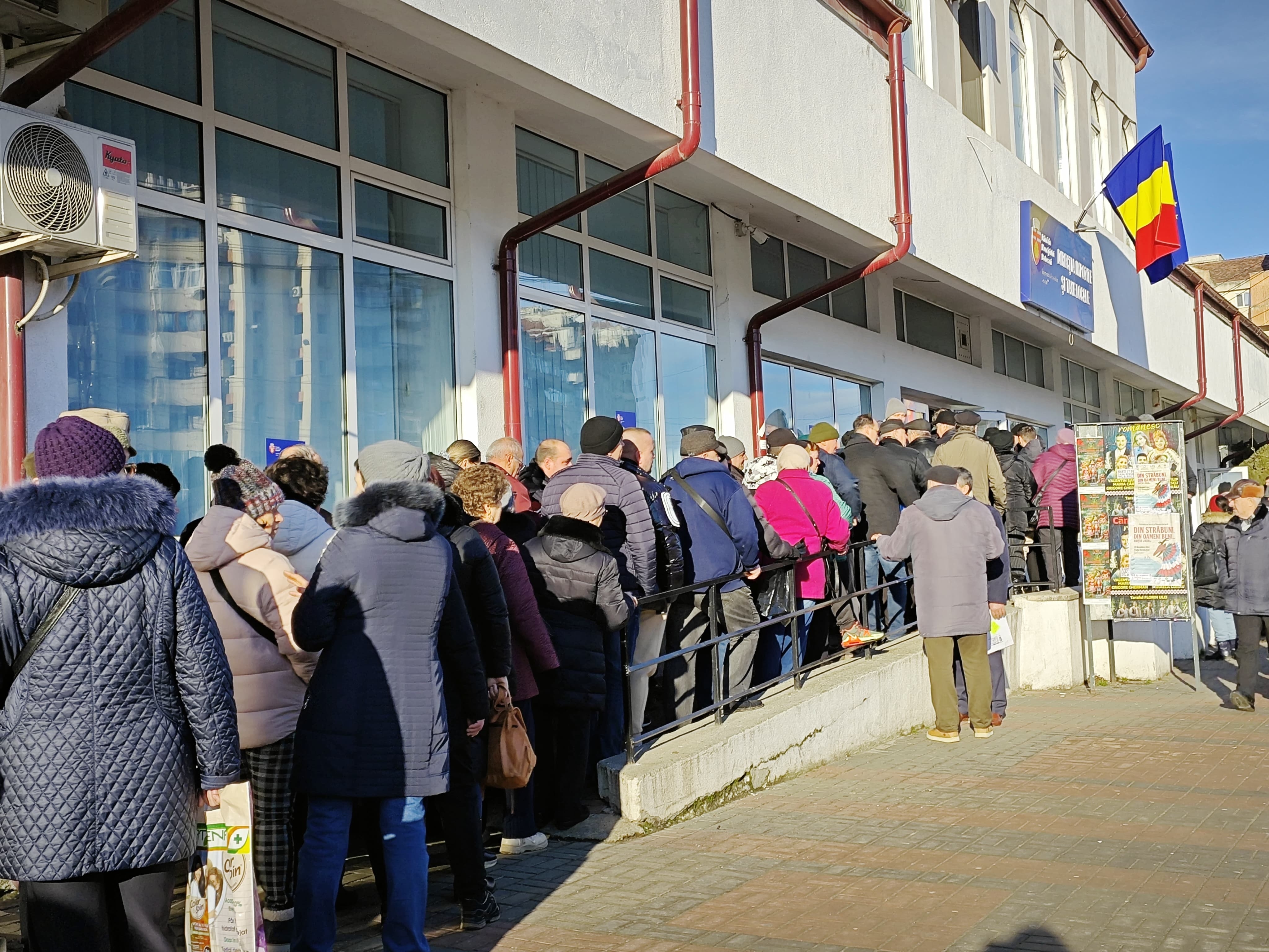 CLIPUL ZILEI: Coadă la Direcția de Taxe și Impozite Locale