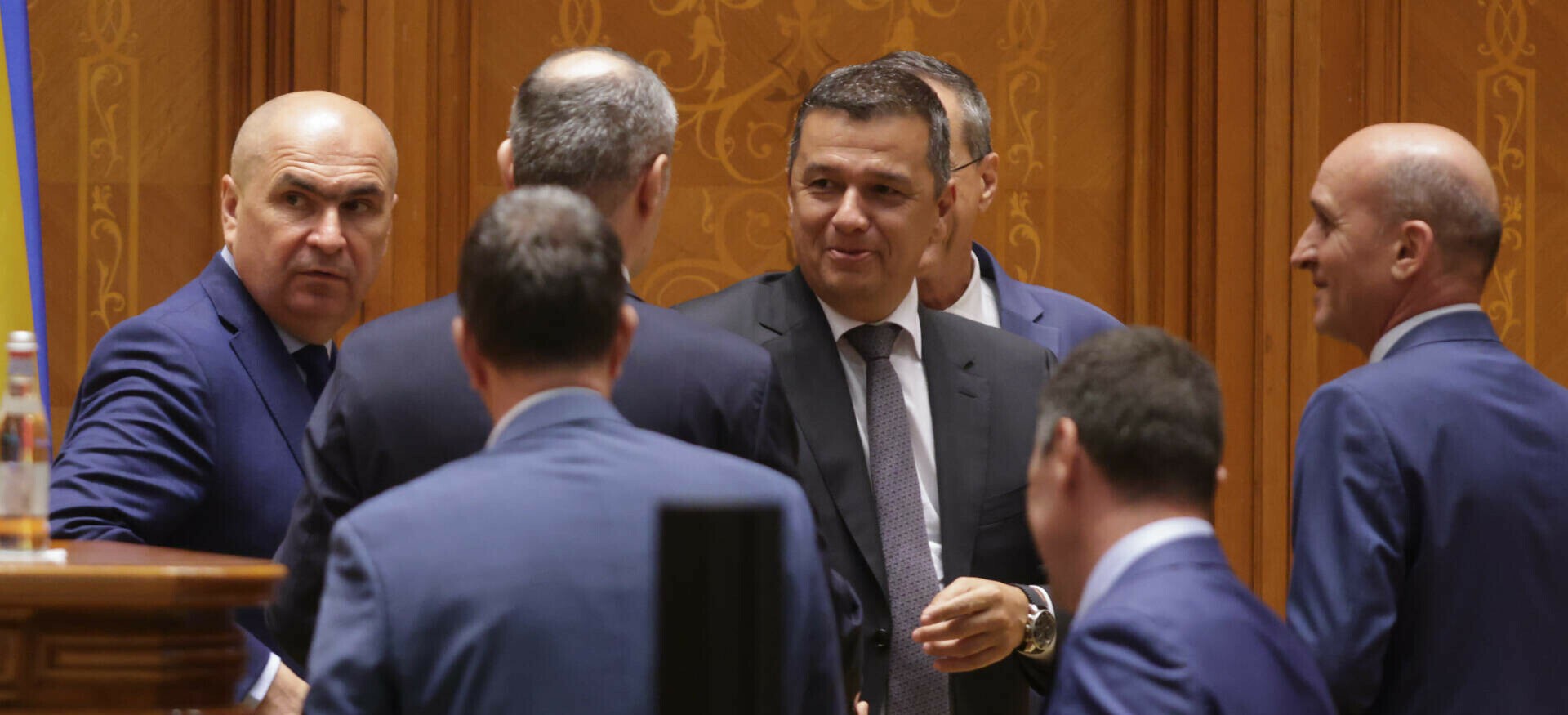 Coaliția a decis: Crește salariul minim, tăieri în administrația centrală și subvenții reduse pentru partide