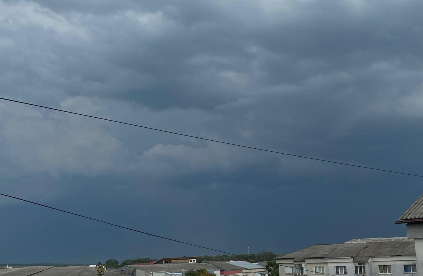 Județul Botoșani sub COD GALBEN: Ploi torențiale, vânt și grindină anunțate de meteorologi